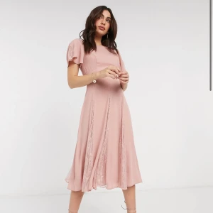 Klänning från asos - Superfin sommarklänning från Asos! Helt oanvänd med prislappen kvar. Säljer den för att jag råkade beställa fel storlek och inte hann lämna tillbaka. Sann till storleken. Köptes för 649 kr. Pris kan diskuteras!
