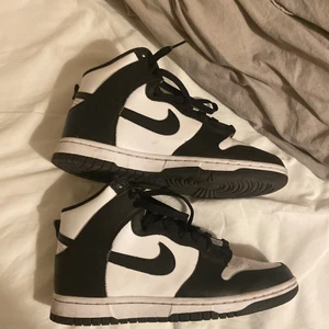 Nike Dunk High White/Black -  Nike dunk high white/black som säljs då jag inte använder de längre. De är sparsamt använda men de har tyvärr en liten crease på båda skorna och därav priset. Skorna är väldigt enkla att tvätta så de håller sig länge. Låda tillkommer, äkthetsbevis finns.