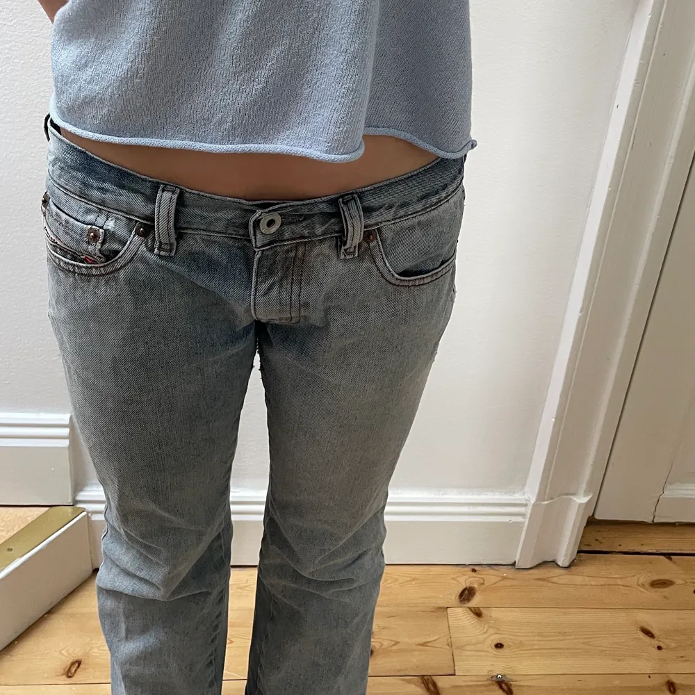 Säljer nu mina favorit low waisted jeans från diesel! Dem är bootcat och passar perfekt in till Sthlm stilen. Passar mig perfekt som är ganska kort! hör av er för fler bilder❤️ köp direkt för 1500kr😍. Jeans & Byxor.