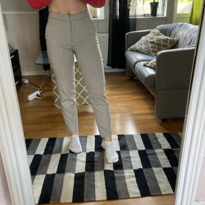 Kostymbyxor grå, strl 32 H&M - Grå kostymbyxor köpta på H&M. Storlek 32 och passar bra för mig som är 160cm lång. Inga defekter