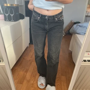 Zara jeans  - Säljer mina snygga low waisted jeans från zara. Avklippta eftersom de var för lång på mig⭐️