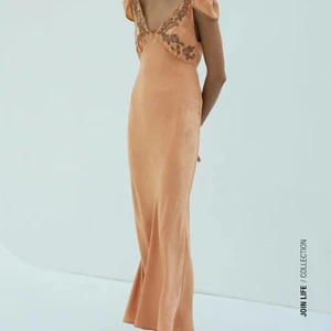 Zara klänning  - Söker denna klänning från Zara i stl Xs/S/M