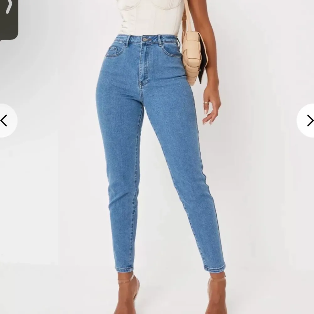 Ett par oanvända mom jeans i storlek 38. . Jeans & Byxor.