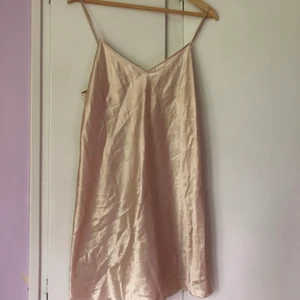 Nattlinne / Slipdress - Gott skick, jag är 165 och den går till mitten av låren på mig.