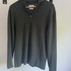 Grön half zip i merinoull  - Knappt använd mörgrön half zip från these glory days. Nypris 1000