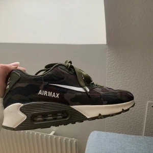 Airmax  - Gröna ”militär” Airmax, använda en gång. Storlek 41 Men är mer som 39/40. Liten vit fläck som inte går bort från skorna men syns knappt💚