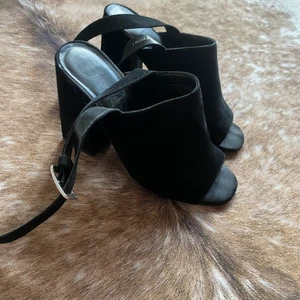 Svarta klackskor  - Svarta stövletter med open toe. Knappt använda. 