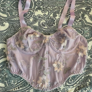 Lila korsett topp - Super fin lila blommig korsett topp som aldrig kommit till användning då den är lite för stor för mig 🤍