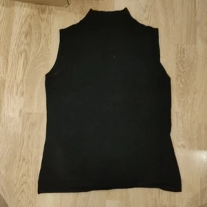 Tröja - En svart tröja som inte riktigt är min stil längre. Är i storlek S men passar nog mer M