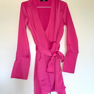 Hot pink klänning - Kort Hot pink klänning med höga slits på sidan 💕 