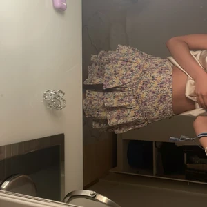 Blommig volangkjol - Supersöt blommig volangkjol som är använd typ 3 gånger 