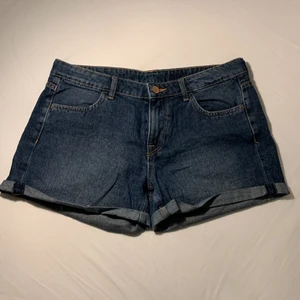 H&M shorts, storlek 38 - Korta jeansshorts från H&M, använda ett fåtal gånger, är i gott skick. 