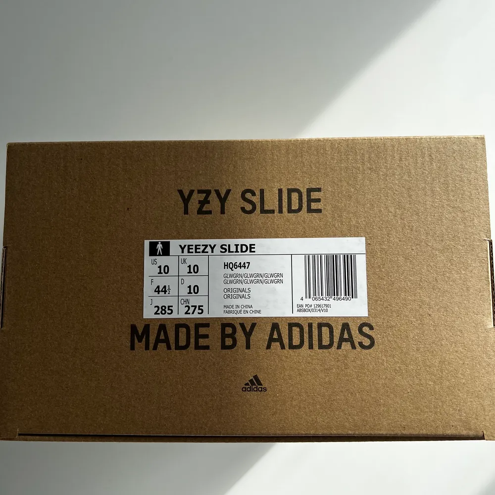 Adidas YZY slide GLOW GREEN storlek 44.5/US10, kvitto finns från SNS. Cond 10/10 DS. Skor.