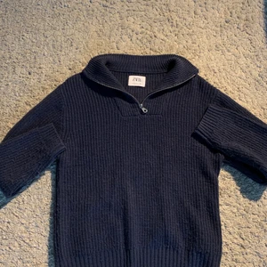 Halfzip från Zara i storleken 164  - Denna populära samt snygga halfzipen säljer jag just nu. Tröjan är mörkblå och i storleken 164 på barn.   Jag köpte tröjan för ungefär 6 månader sedan men ha nu växt ur den, därav försäljning. Inga fel med tröjan, bara lite nopprig. Skick 7/10