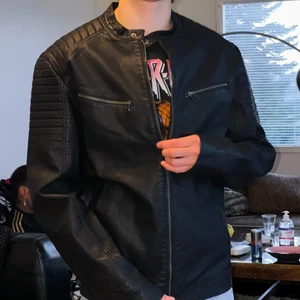 Skinnjacka - tjo! säljer några skinnjackor (gå in på min profil för att se 11 andra skinnjackor). Storlek: L - Jag är 175 - Vid frågor kontankta mig via snap eller medelenaden här. fenixp04 :)