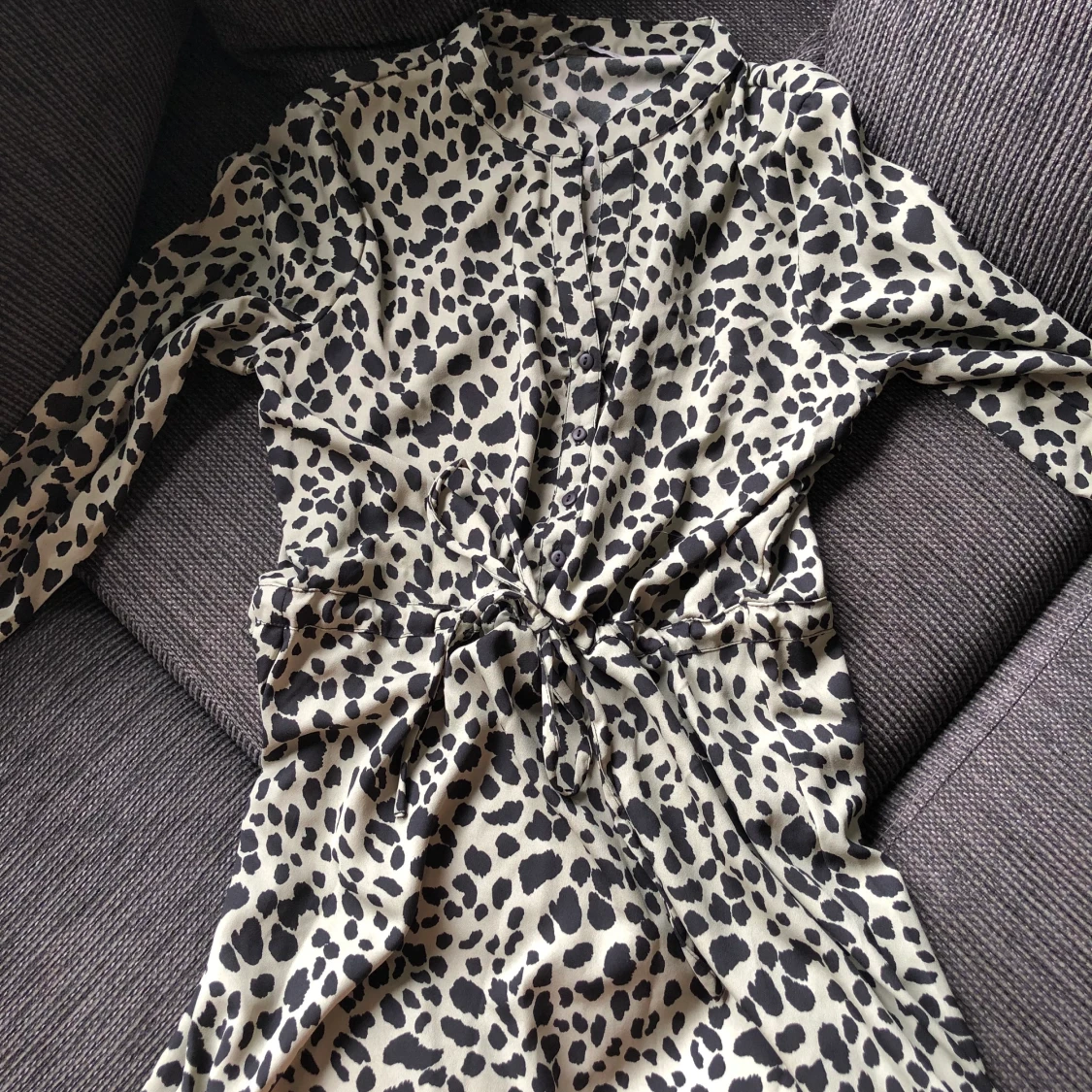 Grön leopardklänning