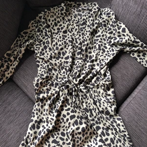 Grön leopardklänning - Jättefin grön leopardklänning, slutsåld från only storlek xs. Använd en gång, inte riktigt min stil men älskar färgen och mönstret. Materialet är superskönt.