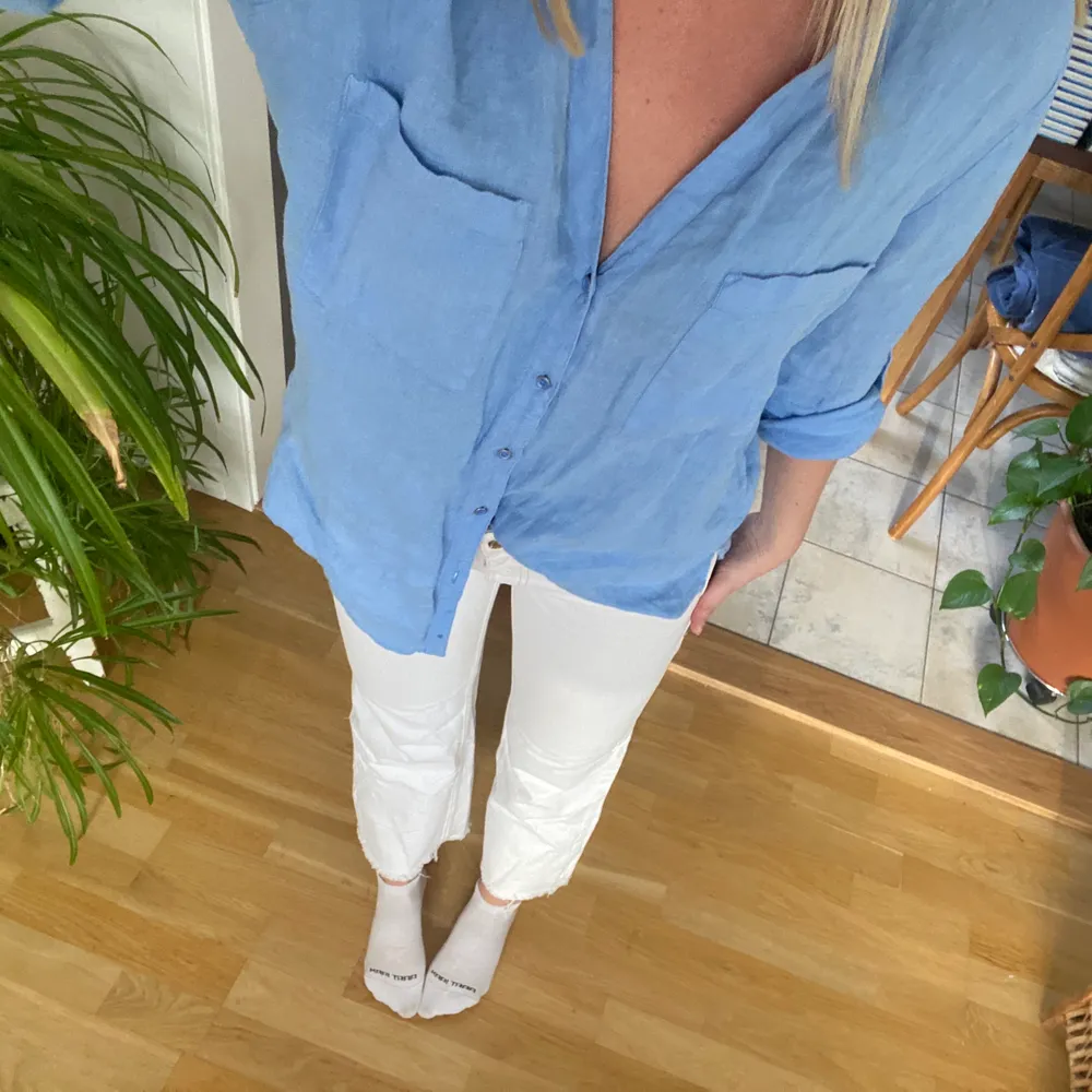 Vita  jeans perfekta t sommaren!✨💕 från Mango, storlek 38 men små i storleken så passar en 36 oxå!💕. Jeans & Byxor.