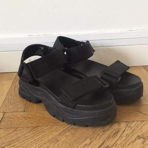 Jättefina sandaler från H&M, helt oanvända. Sjukt snygga på.  Frakt: 89kr 