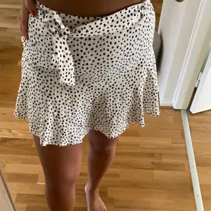 Säljer denna helt oanvända kjol från strandivarius i storlek M. Inbyggda shorts under så man behöver inte vara rädd för att dem ska blåsa upp. 