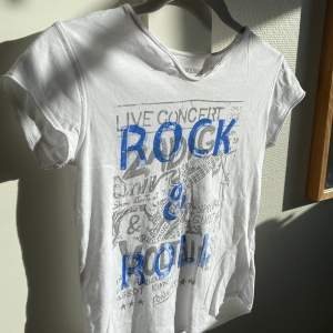 Säljer nu min Zadig Voltaire T-shirt med ” Rock & Roll ” trycket då den inte kommer till användning💕💕 köp för 300kr + frakt ( frakten blir 26kr ) 💕💕 Vet inte hur man stänger av budgivningen så ignorera att det är en budgivning💕💕 