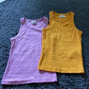 Sommar linnen -  Två fina sommarlinnen.  Det orangea linnet är i storlek XXS och det rosa linnet är i XS