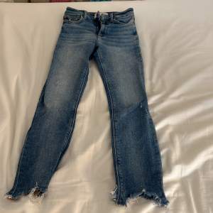 Blåa jeans från zara i storlek 34 men snygg detalj nere💕