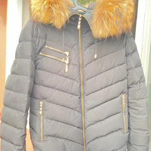 40 - Fint skick, säljer den då jag inte kan ha den då den bara hänger i garderoben. Nypris cirka 3400 men säljer den för 1000