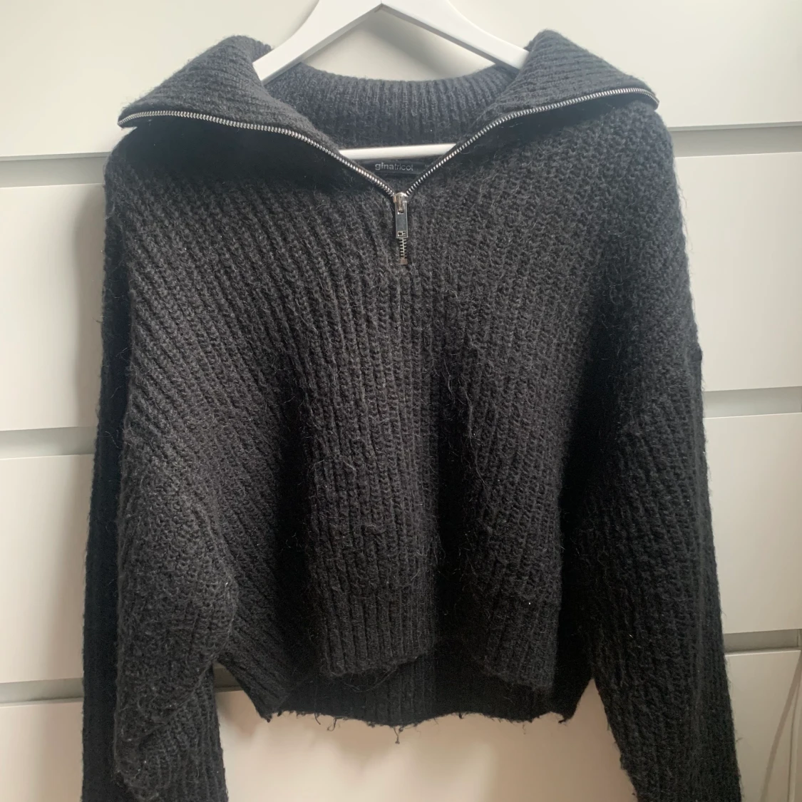 Stickad tröja med dragkedja