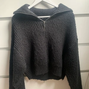 Stickad tröja med dragkedja  - Säljer denna jättefina och sköna tröja från Gina tricot, den är i storlek M men skulle säga att den passar både S och L. Den är använd men är fortfarande i väldigt bra skick och är prefekt att ha på sommarkvällar. 80kr+frakt 