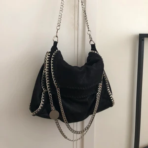 Stella mcartney väska - Säljer denna Stella mcartney liknande väska. Den är använd fåtal gånger och därav i mycket bra skick💕 