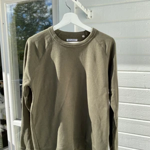 Our Legacy Sweatshirt  - Hej, säljer nu min khaki färgade Our Legacy sweatshirt. Den är i jätte bra skick, storlek 48 vilket motsvarar Medium. Priset är inte hugget i sten och hör av dig vid frågor.