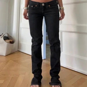 True religion jeans  - True religion jeans som är långa och lågmidjade. (Inte mina bilder)