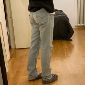 Levis 501 - Säljer vintage Levis 501. Storlek 29/32 men passar mig som är 36. Köpta på Plick för 700 men säljer för att jag inte längre använda dem. 