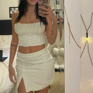 Kjol  - Säljer denna snygga kjolen då den tyvärr inte kom till användning 