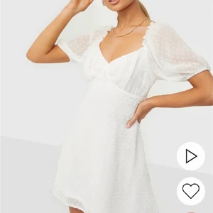 Studentklänning vit klänning - Säljer min superfina och populära klänning från missguided. Endast testad då jag tänkte ha den på studenten men bestämt mig för en annan nu.
