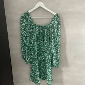 Grön mönstrad klänning från ASOS, änvänd 1 gång