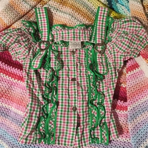 Unik topp - Unik topp med hängslen, räfflade längder och fina färger. Puffiga ärmar och söta detaljer. Skulle säga storleken är XS/S.