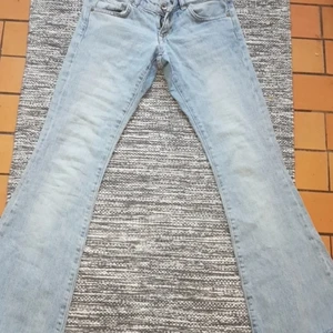 Jeans - Säljer snygga jeans som tyvärr är för små💕I storlek w25 och L32😊 De är även lite bootcut ner till samt Knappt använda och i fint skick. Kom priv för frågor och bilder💕💕