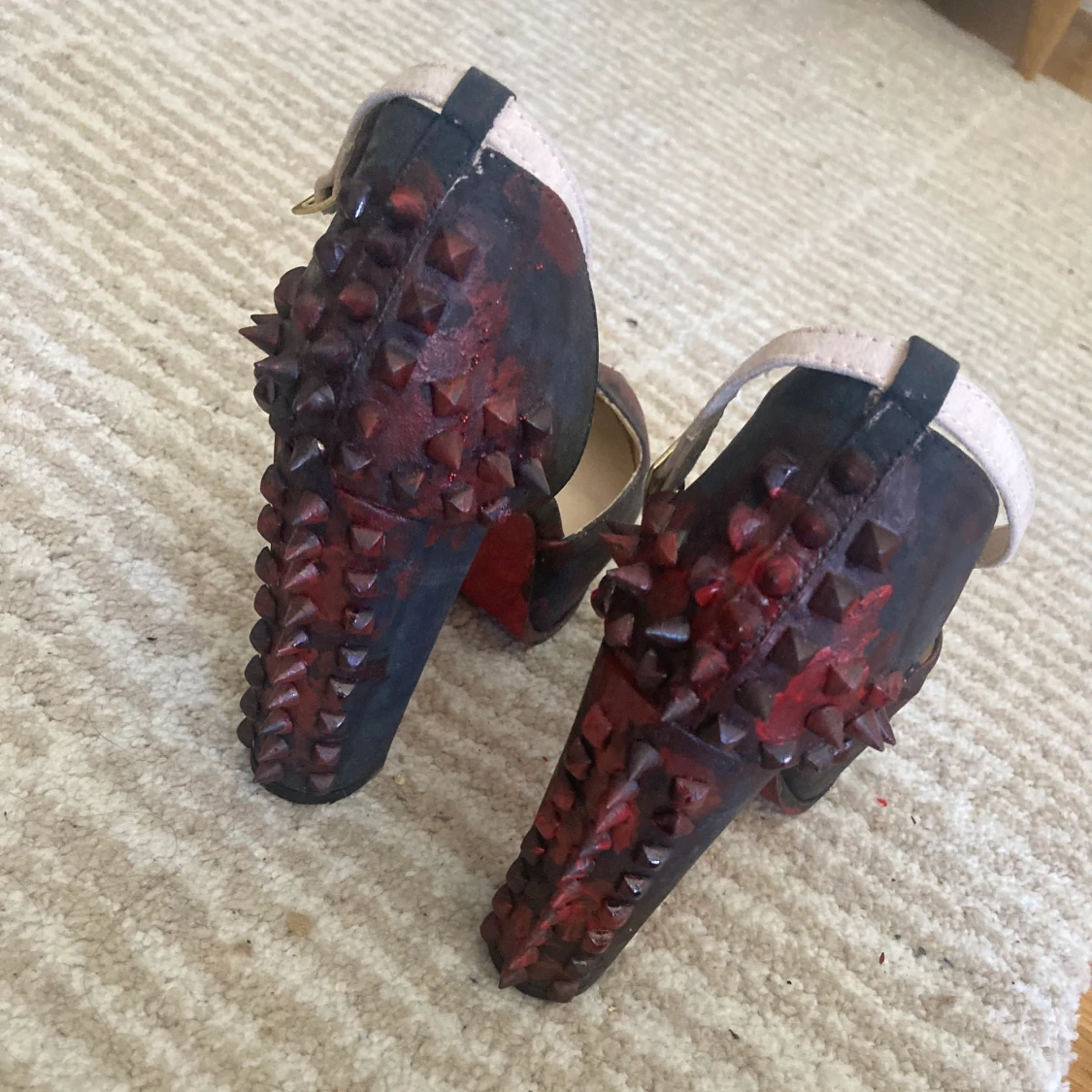 Klackskor med nitar bak - 91