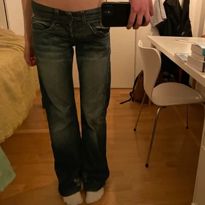 Lågmidjade replay jeans  - Säljer mina gamla favoriter!! Köpte secondhand och passar 25-27 skulle jag säga. Ganska små i storleken. Passar mig som är 173 toppen och är lite slitna längst ner. Kan mötas upp söder annars betalar köparen frakt! 