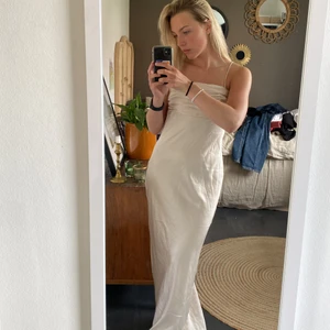 balklänning i satin - säljer denna enkla men sååå fina balklänningen. jag är 160cm och är bra i längd på mig, men man kan skjustera med banden så jag skulle säga att det funkar med allt från 155cm-170cm. aldrig använd!