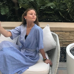 Långklänning - Drömmig klänning från Zara som tyvärr kommit till användning alltför lite! Går att bära denna klänning på så många fina sätt. Tyvärr är midjebandet spårlöst försvunnet men det fungerar precis lika bra utan eller med ett annat 💘 Köpare står för eventuell frakt