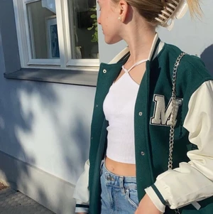Jacka från H&M💕 - Säljer denna jättefina jacka från H&M i storlek xxs, men den är lite mer oversized i storleken. Den är endast använd några få gånger och är i fint skick. Säljer för 200kr + 52 kr frakt 💕