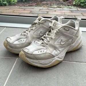 Jättefina Nike N2K Tekno nästan oanvända - Jättefina Nike N2K tekno som har spår av användning när man kollar närmare. Skorna passar jättefin till allt och är jättebekväma. Jag själv är storlek 39-40 i vanliga fall men dessa var perfekt i storlek 41 eftersom de kan sitta lite smal. Vid intresse hör av dig!