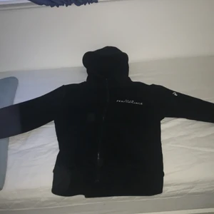 Peak Hoodie svärt - Nypris på denna 1200, är i bra skick 