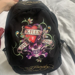 ED HARDY RYGGSÄCK - Äkta Ed Hardy ryggsäck i mycket bra skick 💕 finns många små fack och väldigt användbar väska hel enkelt, med många fina detaljer! Möts upp i Helsingborg eller fraktas ✨