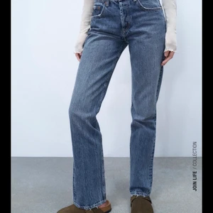 Zara jeans  - Mid Rise straight Jeans från zara, skriv för fler bilder eller frågor💛💛