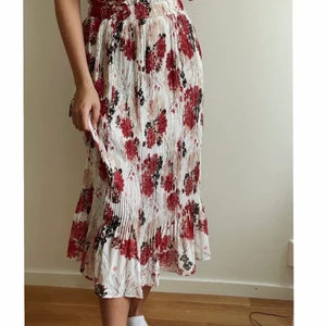 Blommig kjol - Blommig plisserad kjol. Storlek s💕