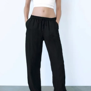 Linnebyxor  - Ett par såå fina linnebyxor från Zara! Är helt oanvända, dvs helt nya. Nypris 399kr. Har ett par likadana så därför säljer jag. Är fler intresserade blir det budgivning 🙌🏼😍 Buda från 250kr. HÖGSTA BUD:300kr